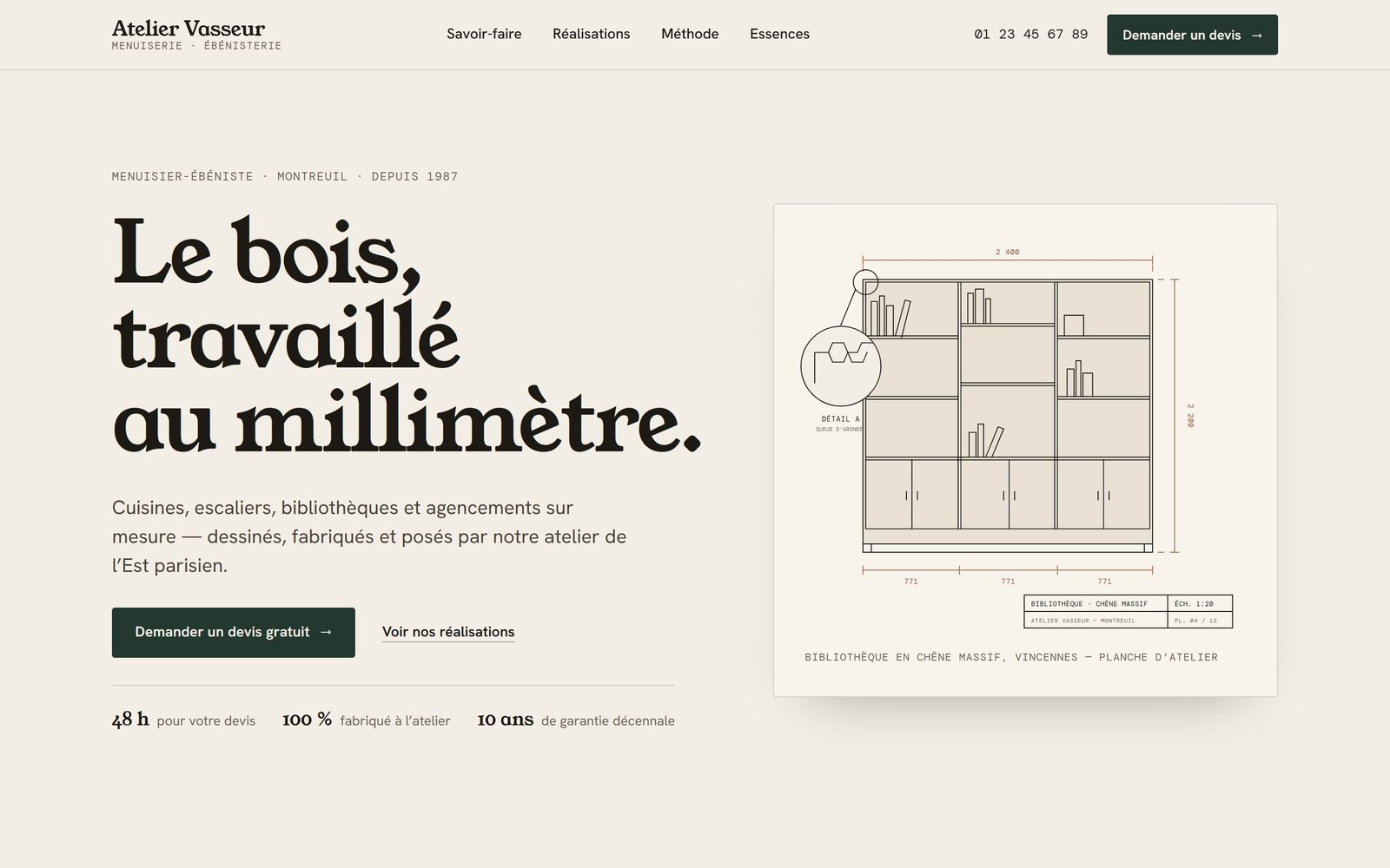 Page d’accueil de l’Atelier Vasseur — titre « Le bois, travaillé au millimètre. » et élévation cotée d’une bibliothèque en chêne.